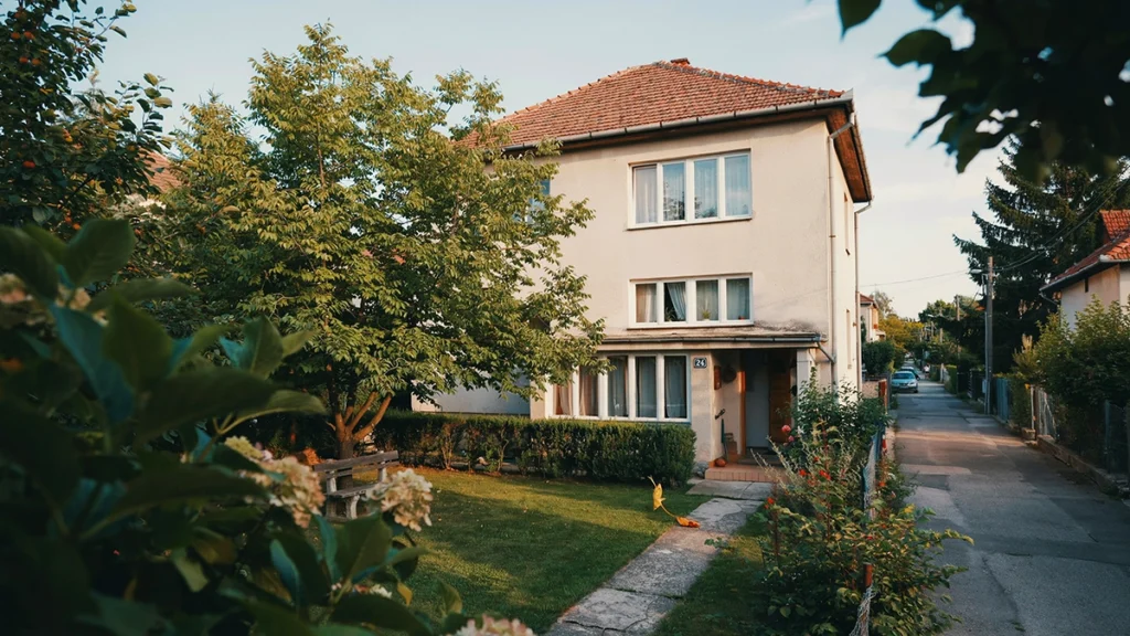 ingatlan eladás válás - debreceni közös otthon az eladás előtt nyáron, illusztráció
