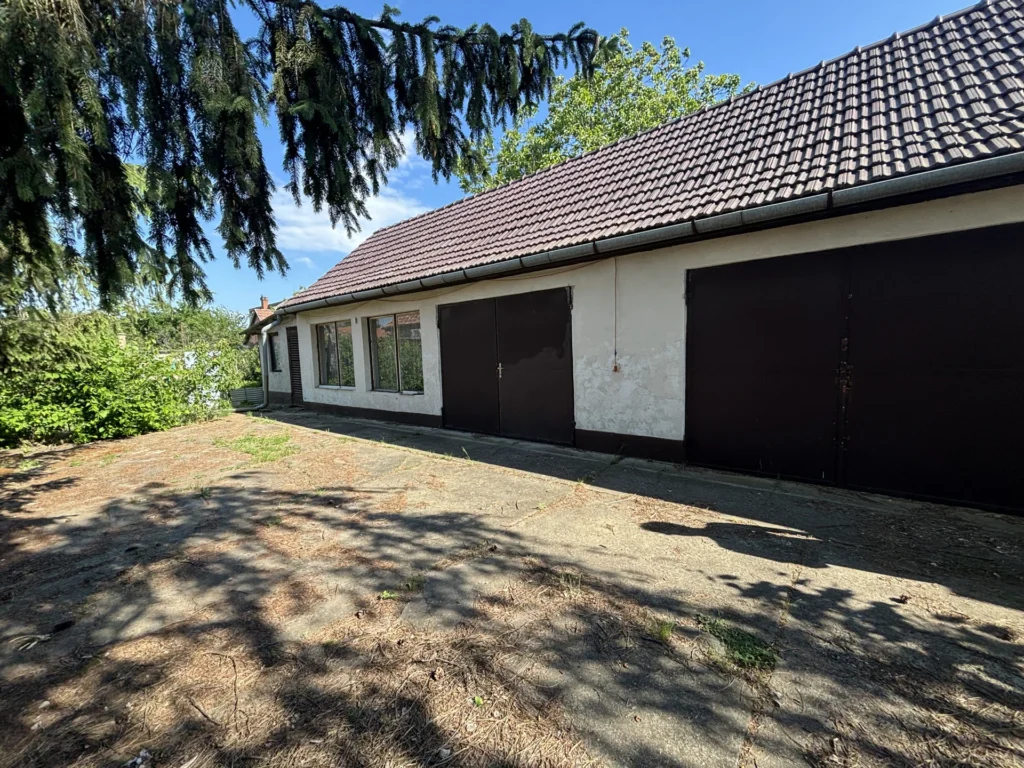Debrecen, Biharikertben önálló családi ház dupla garázzsal eladó!