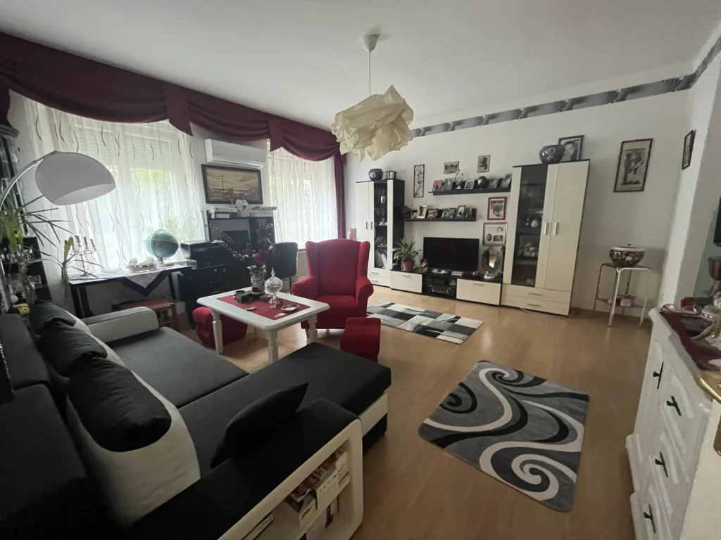 Eladó Debrecen Nagyerdő alján egy társasházi lakás 2 szoba