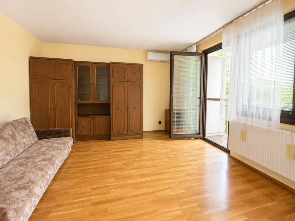 Debrecen, Vezér úti lakótelepi 2. emeleti, erkélyes lakás eladó – azonnal költözhető!