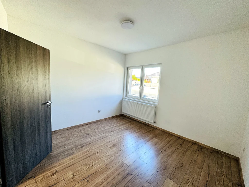 Teljesen felújított, 100 m²-es családi ház Debrecen-Kerekestelepen, különálló lakrésszel!